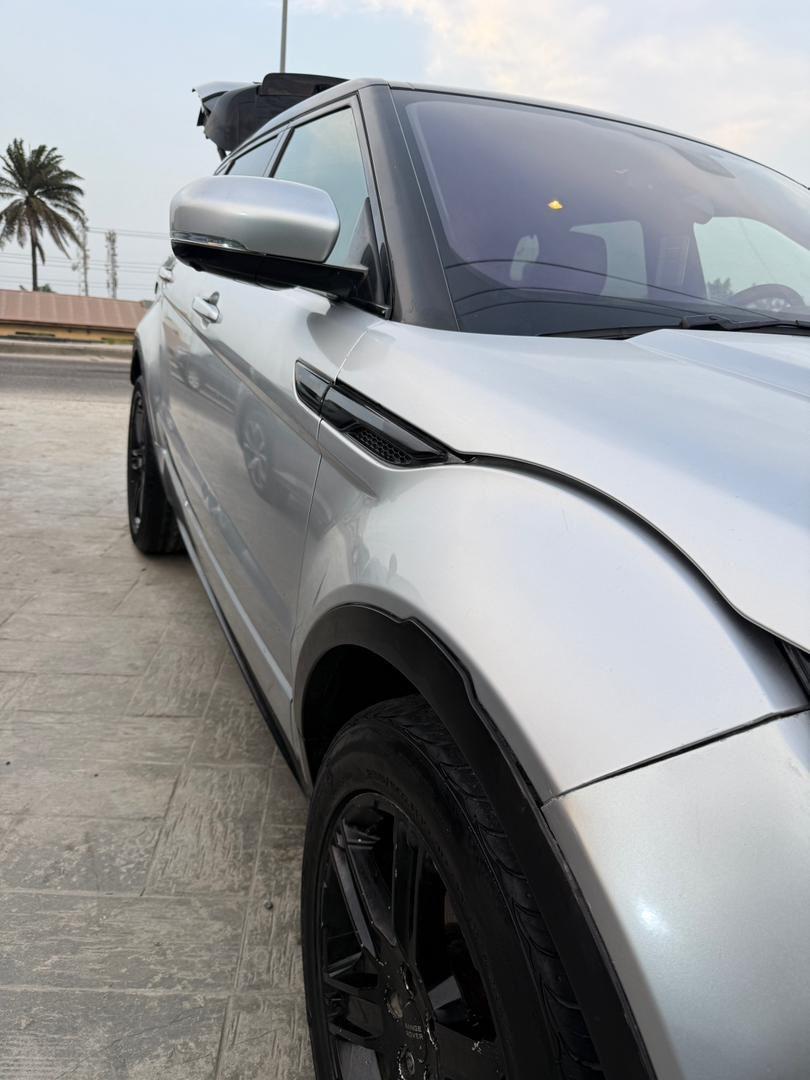 A picture of Ranger over evoque 2014
