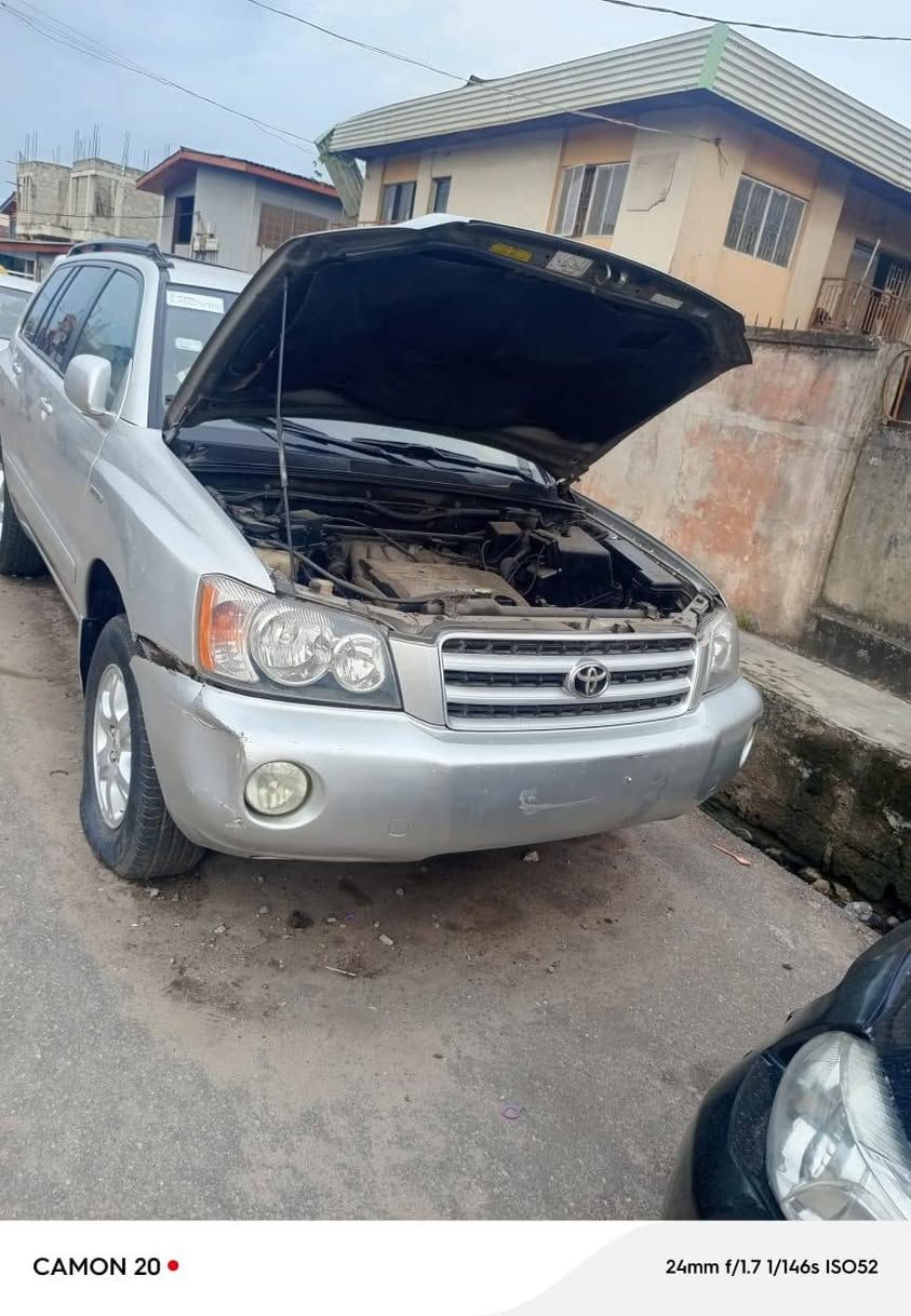 A picture of Toyota Highlander 04 partial first body good engine and gear