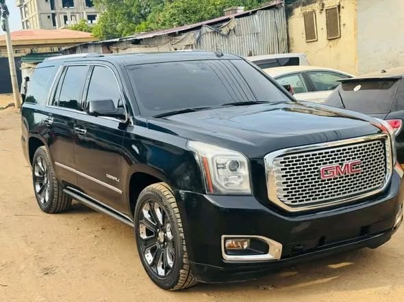 A picture of GMC Yukon 2015 left handed on sale 41 000 USD