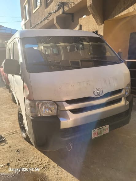 A picture of Toyota bus Hummer 2