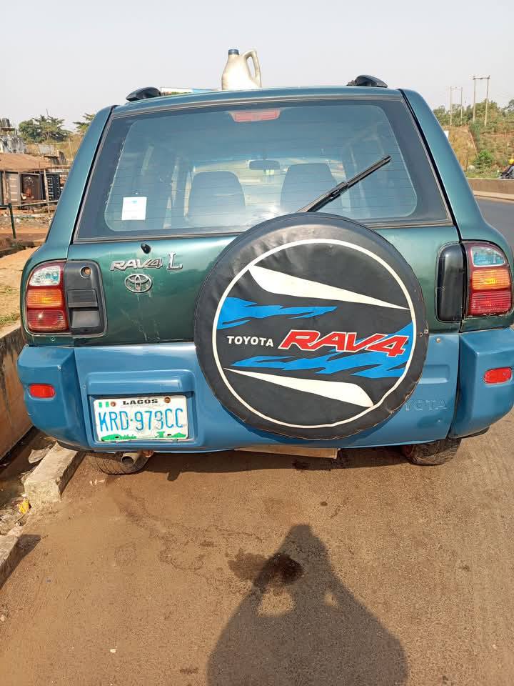 A picture of 1999 Toyota RAV4