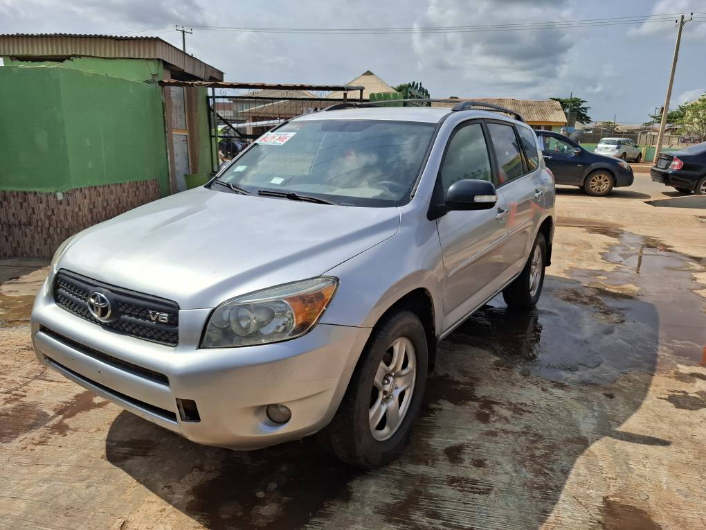 A picture of Toyota Rav4 08 v6 08025508383