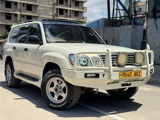 A picture of Toyota land cruiser Amazon gari mkwaju sana engine 1HDT EFTE