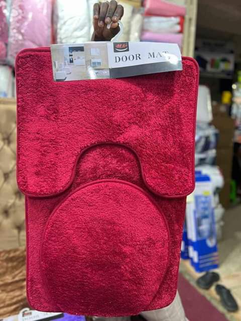 A picture of Toilet set and door mats