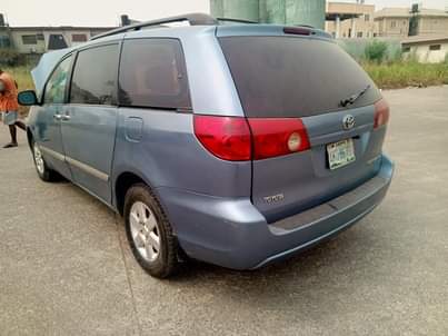 A picture of Toyota Sienna 2006