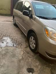 A picture of Foreign used perfect 2005 sienna available for sale