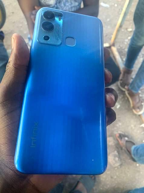 A picture of Infinix hot12i