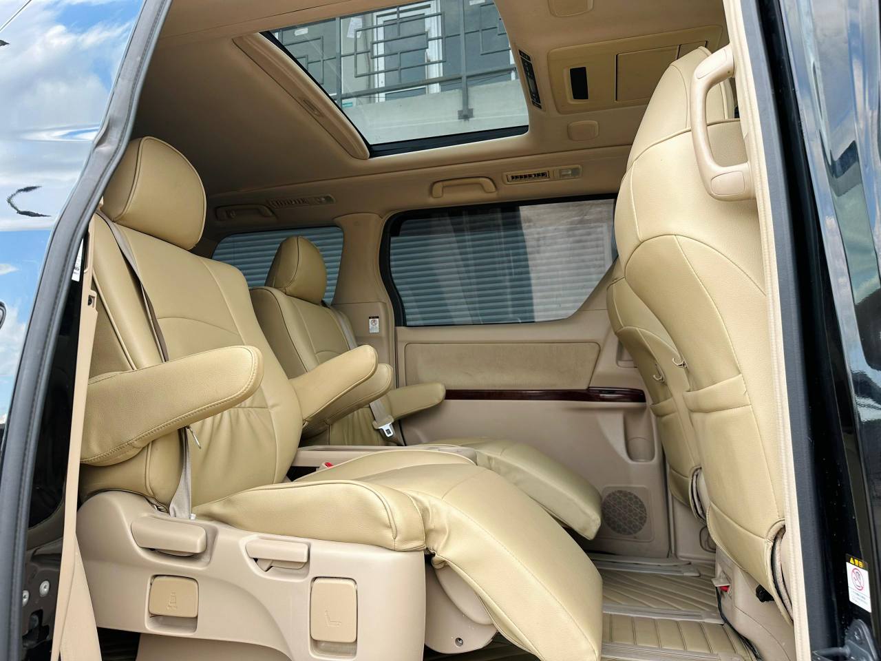 A picture of TOYOTA ALPHARD NEW MODEL