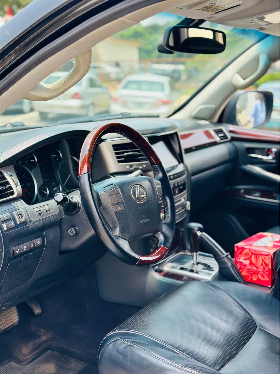 A picture of LEXUS LX570 2015