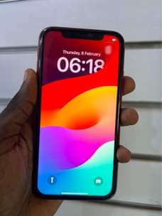 A picture of Valentine iPhone 11 64gb 900k only red color 0759979422
