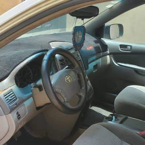 A picture of Toyota sienna 06 engine Tapping little