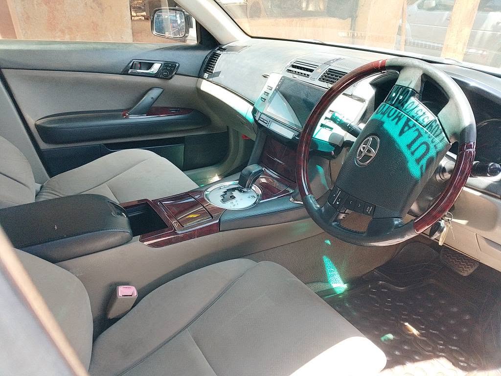 A picture of Toyota mark x 15 millions good condition CALL 0786 92