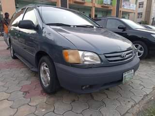 A picture of 2002 TOYOTA SIENNA