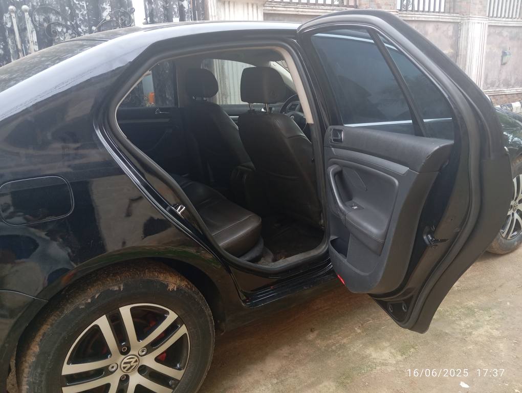 A picture of Volkswagen Jetta 2008 model.