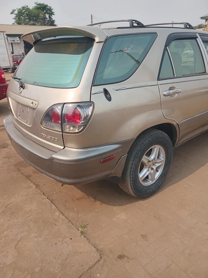 A picture of Lexus RX300
