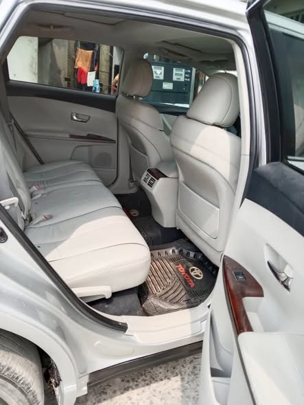 A picture of Toyota Venza 2012 model Full option