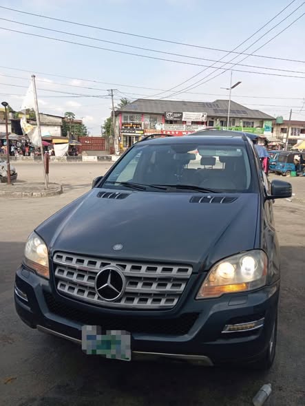 A picture of MERCEDES ML350 2011