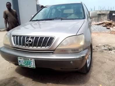 A picture of Lexus Rx300 2002 model very sharp first body engine and