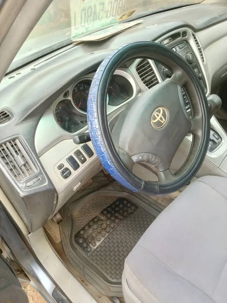 A picture of First Body Toyota Highlanders 2006 3row v6 with a very