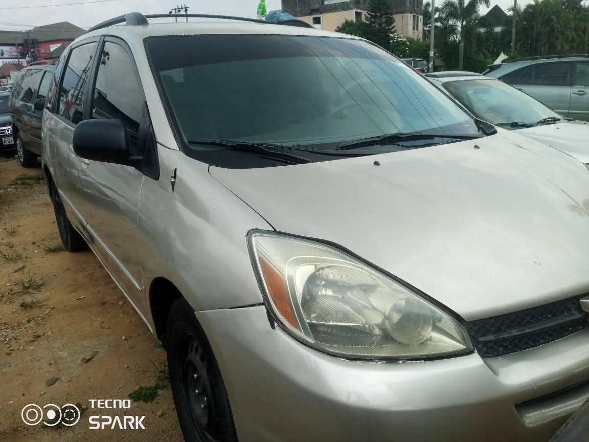 A picture of Toyota sienna 2005
