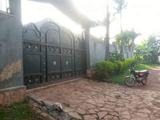 A picture of Big house in a fence on quick sale