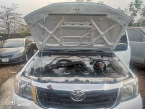 A picture of Toyota Hilux 2015 model With everything working perfectly engine GEAR