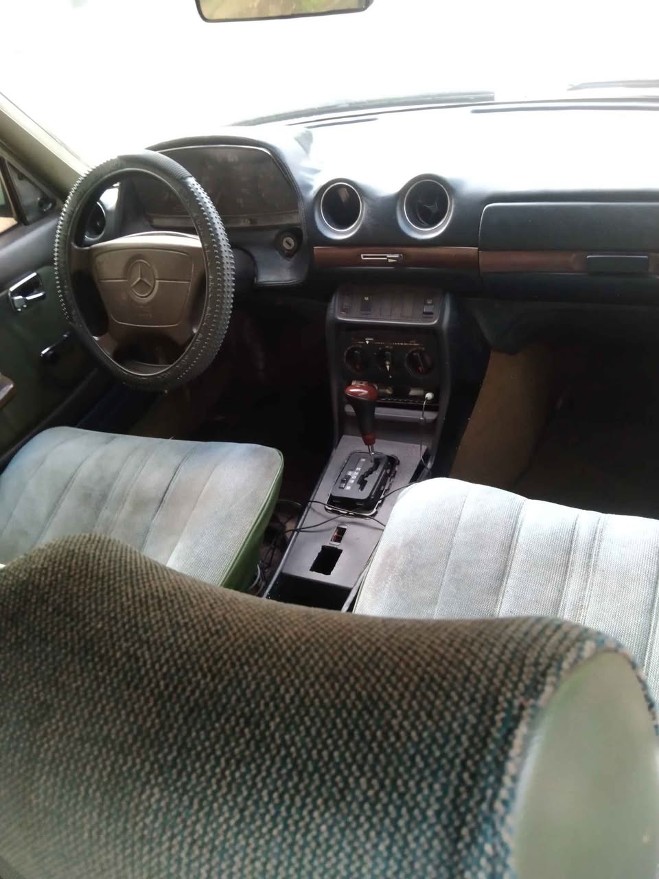 A picture of Executive Benz 200 E