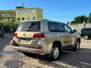 A picture of TOYOTA LANDCRUISER LC200