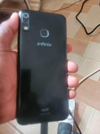 A picture of infinix bado iko poa ina kreki kwenye kioo nicheki kwa