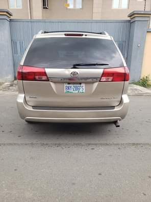 A picture of Trust MaxwellAutos for legitimate cars Sharp Toyota Sienna 2005 bought