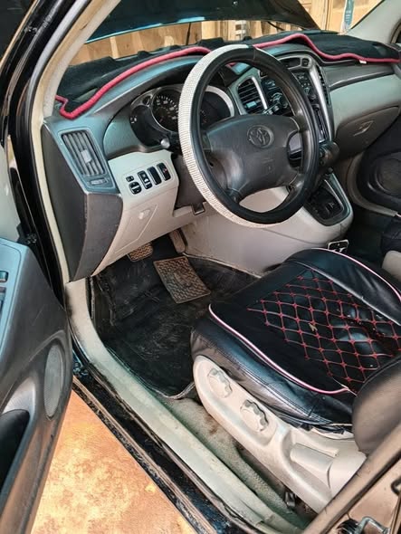 A picture of Neatly used Toyota Highlander 4 plugs for sale at Ijebu