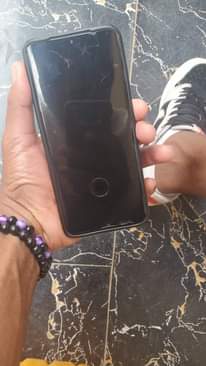 A picture of Samsung s20 plus specifications ram 12 storeg 128gb in crack