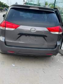 A picture of Toyota sienna 2011 model
