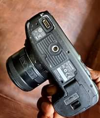 A picture of Canon 7d Nauza body pekeake pamoja na chaja na betri