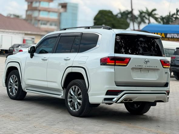 A picture of TOYOTA LANDCRUISER 300 SERIES ZX 2024 WHITE UNREGISTERED