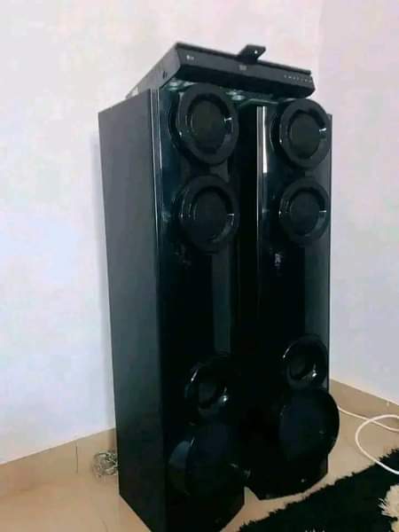 A picture of urgent home theatre to sell call or WhatsApp 090 2421