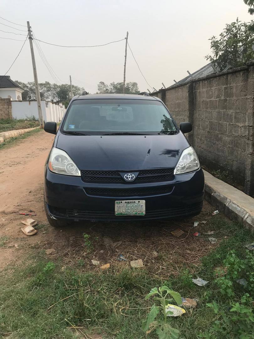 A picture of Toyota Sienna 09161705987