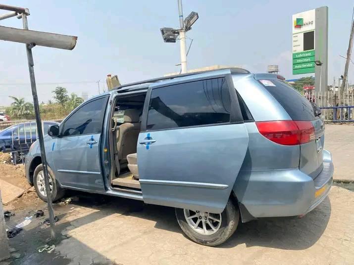 A picture of Le Toyota Sienna 05 Available