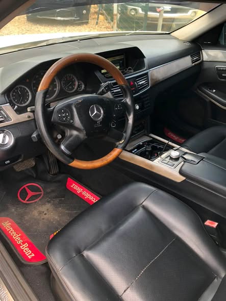 A picture of Distress 2010 used Mercedes Benz E350