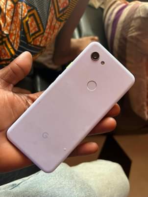 A picture of google 3a gb64 inakreck na doa ila inafanya kazi kila