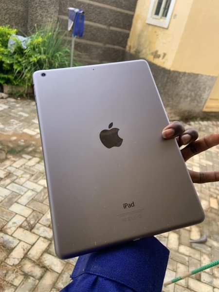 A picture of APPLE IPAD AIR 32GB PERFECTLY FINE 90k RIGACHUKUN GRA KADUNA