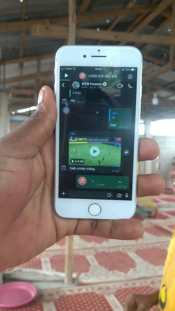 A picture of iPhone gb32 Haina kipengele 1 40000 call 0656346019