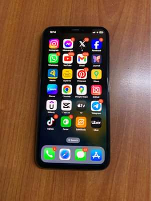 A picture of iPhone XS 64gb