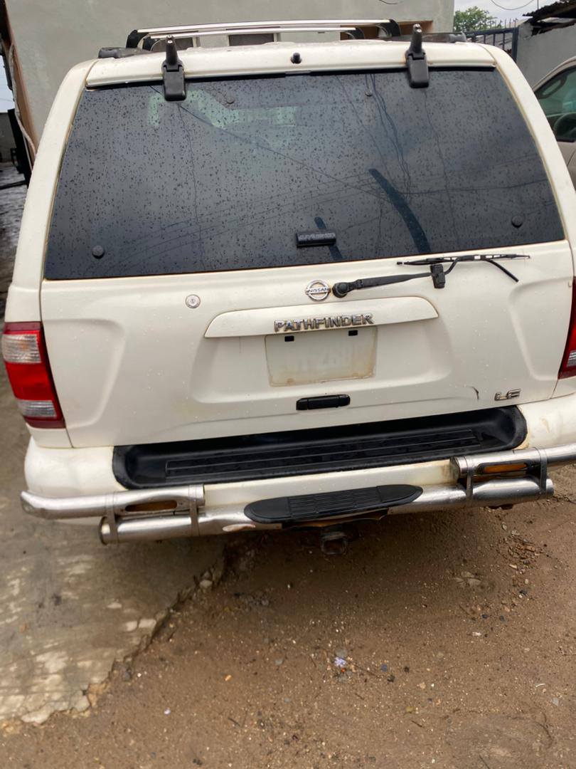 A picture of Nissan Pathfinder 2001