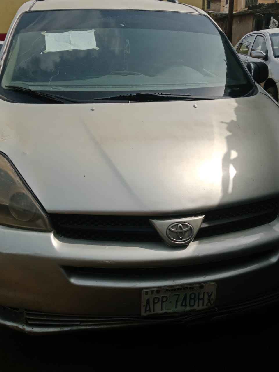 A picture of Toyota sienna 04 Engine oil Gear Ac Interior 70 need