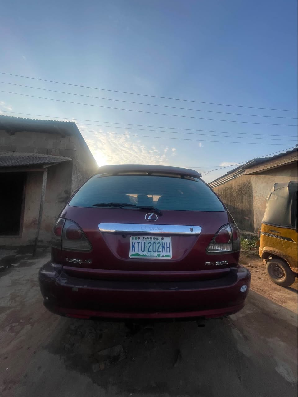 A picture of Lexus rx 300 2000 model