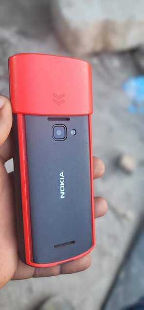 A picture of NOKIA 5710 Express Audio with airpods