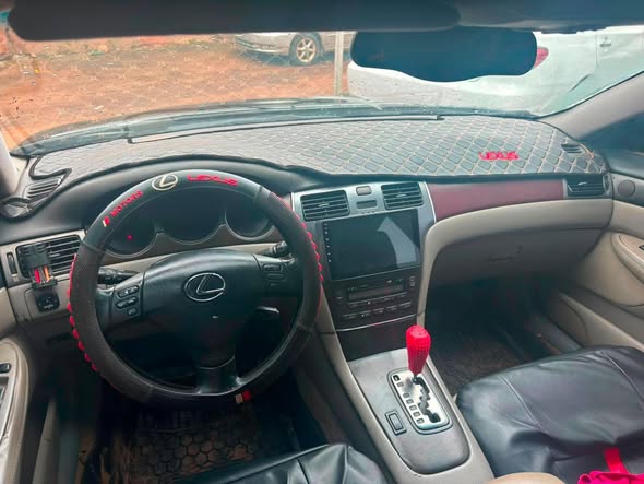 A picture of 2004 Lexus ES 330