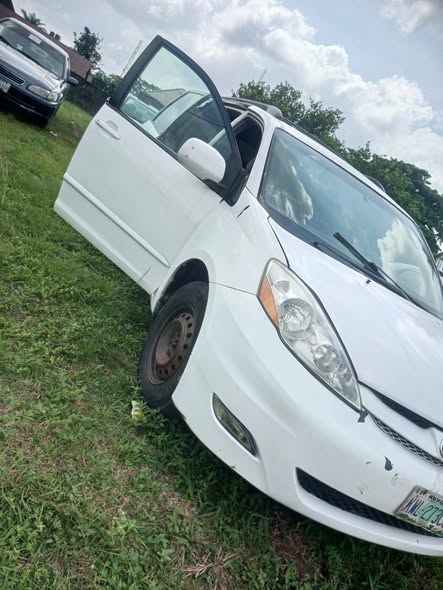 A picture of Toyota Sienna 05