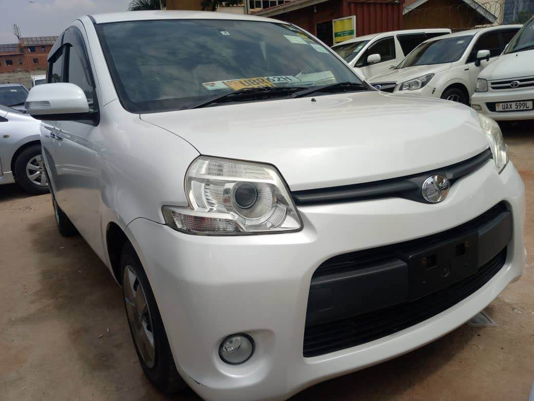 A picture of SIENTA 2012 Black interior VVTI Engine 7 seater UBR 0750147312.